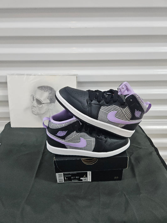 Size 1y - Kids Jordan 1's