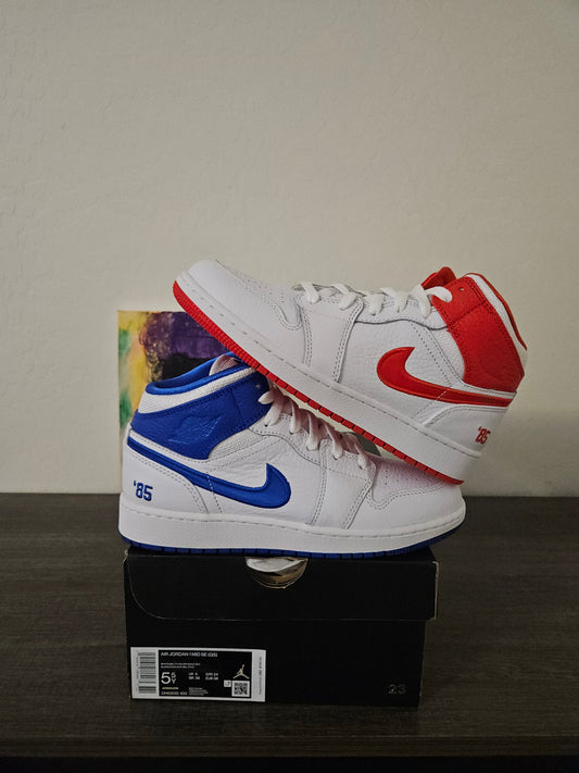 Size 5.5y - Youth Jordan 1's