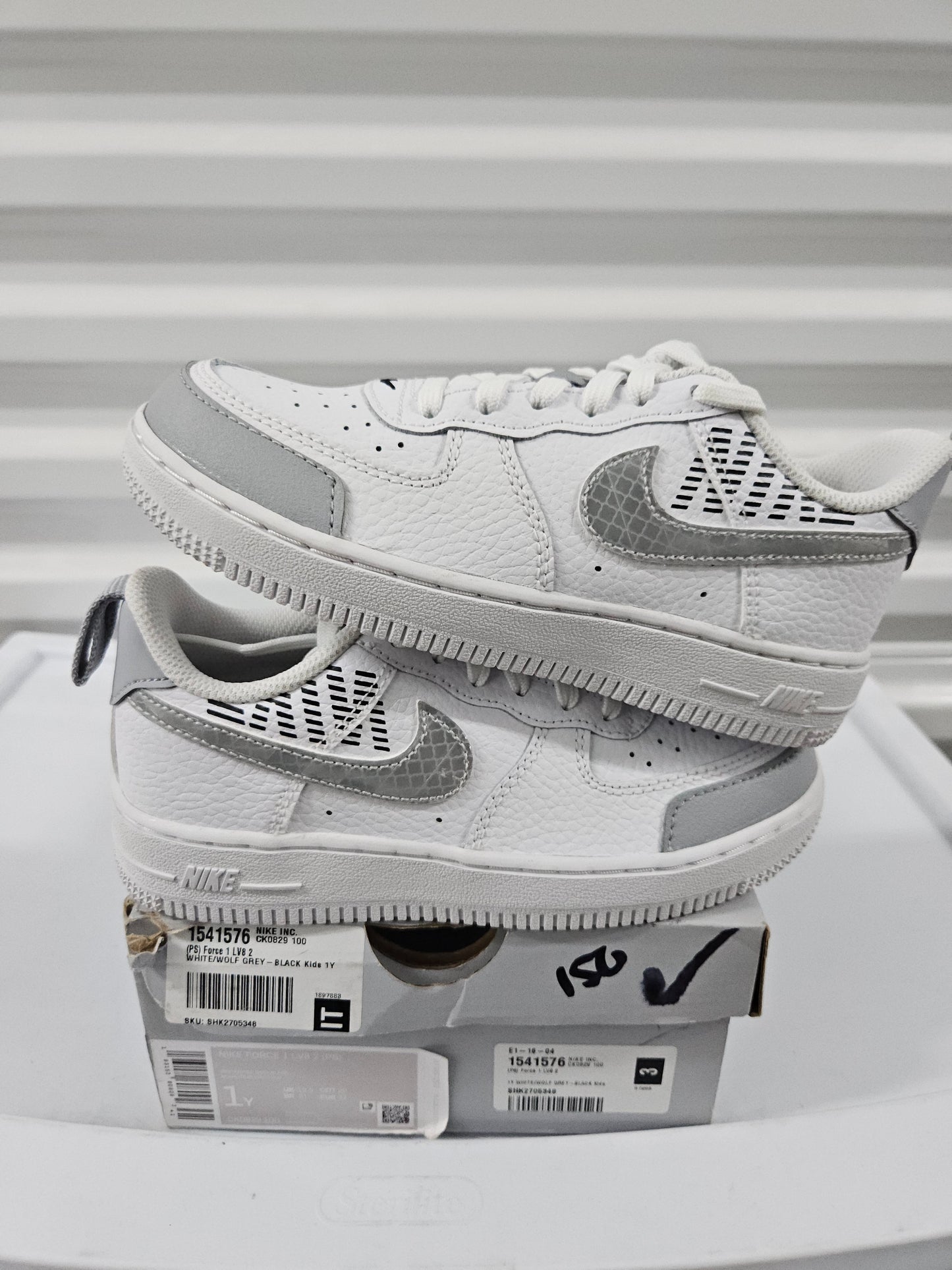 Size 1y - Kids Nike Airforce's