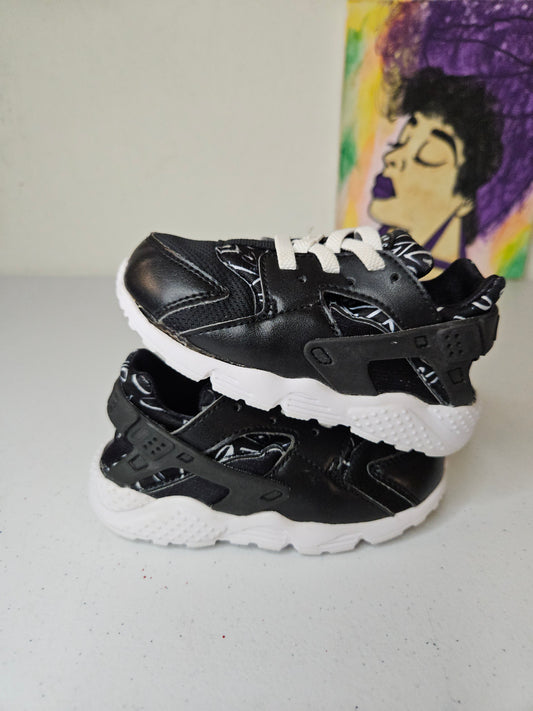 Size 7c - Kids Nike Heart Huarache's
